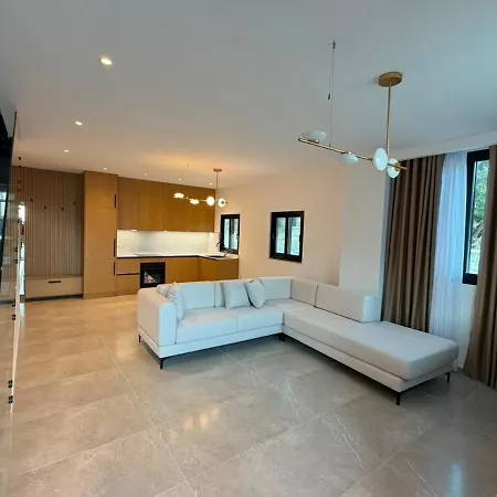 Luxury In - With Private Pool *